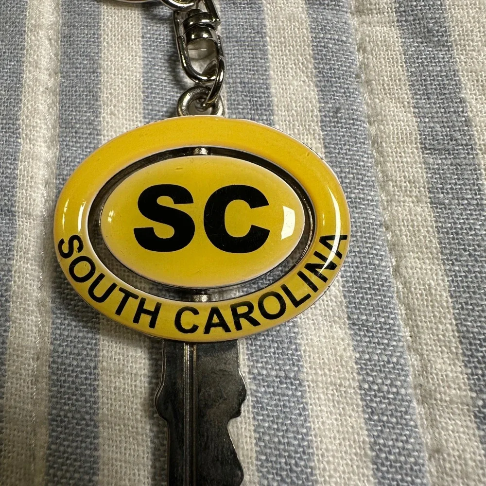 South Carolina SC Souvenir Keychain Yellow Spinning Key Shape Silver Tone‎ Metal